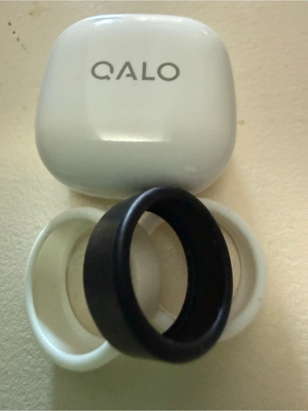 QALO Gold Smart Ring - Size 8 3 silicone guards included and white charging case